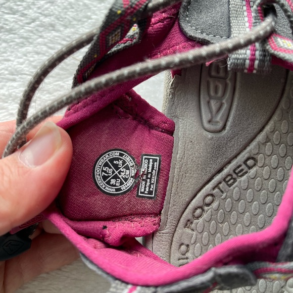 Keen Women’s Grey/Pink Closed Toe Sandals Size 7.5 - Picture 6 of 9